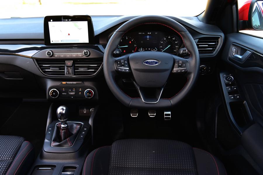 Торпедо Ford Focus ST-Line 2018 года  (UK) (фото 31 из 42)